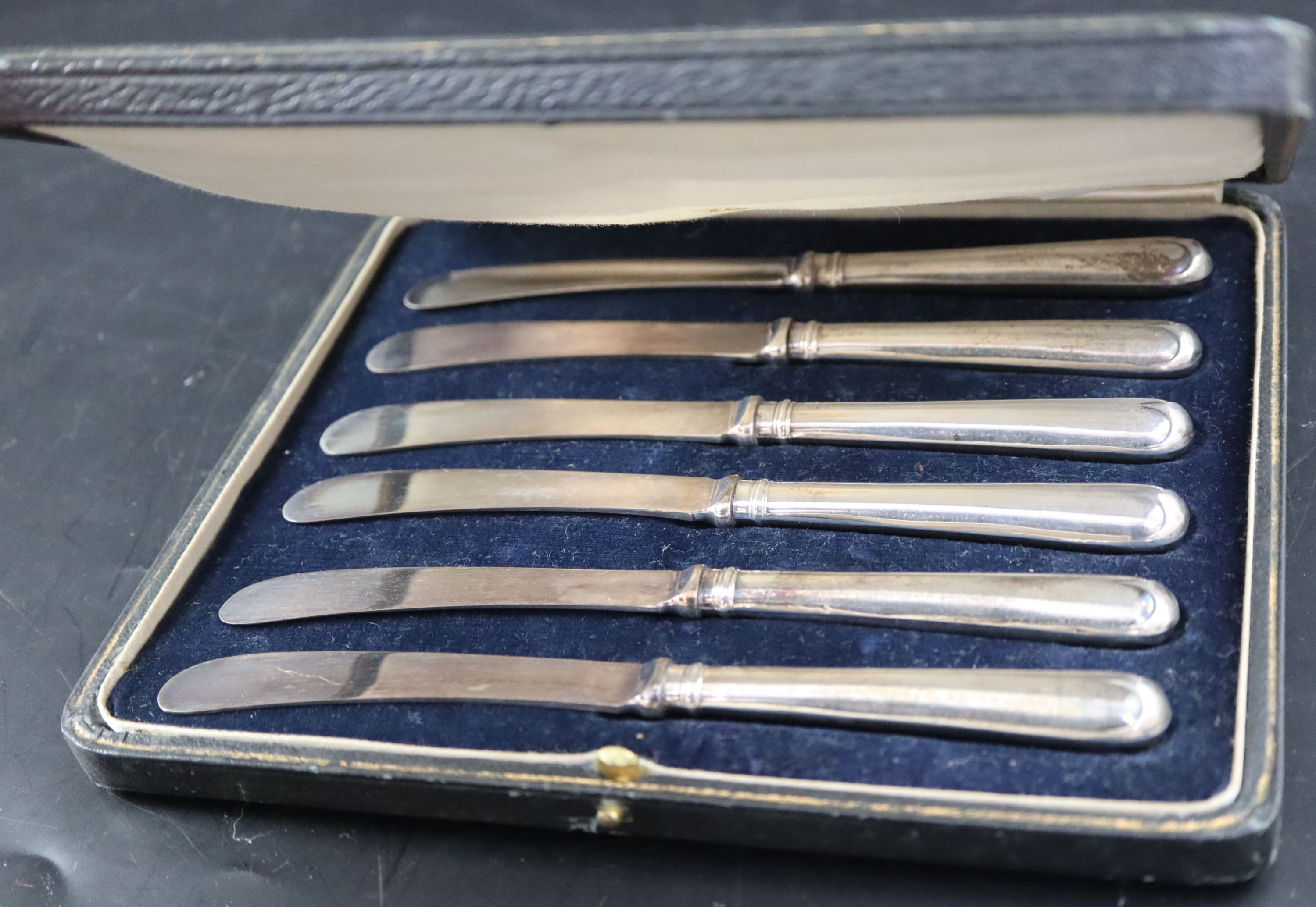 A cased set of six George V silver handled tea knives,